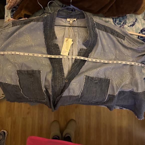 Chic Gray Women's Tunic with Textured Design - Picture 3 of 3